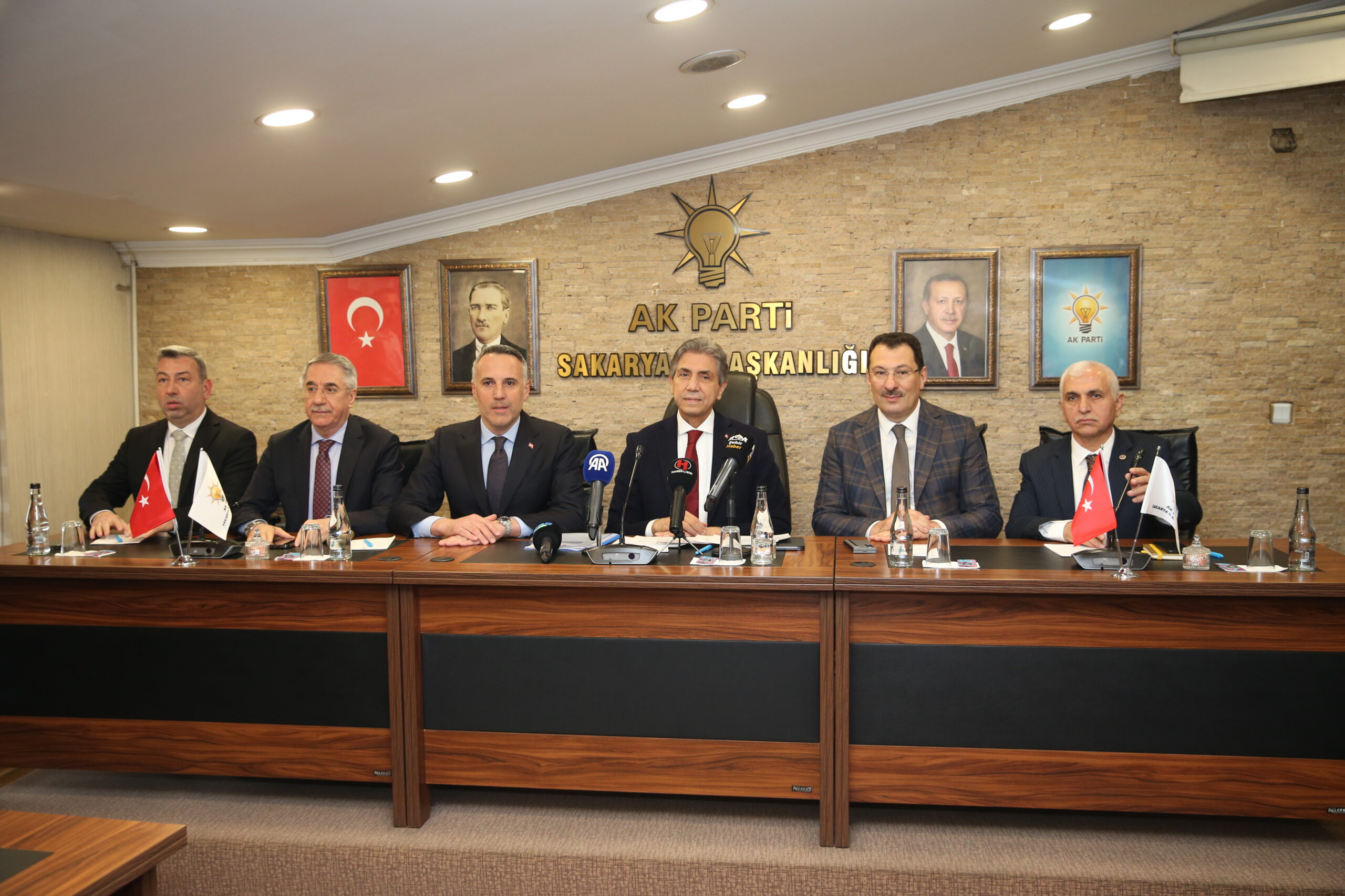 AK Parti Genel Başkan Yardımcısı Demir, Sakarya’da partisinin il başkanlığında konuştu: