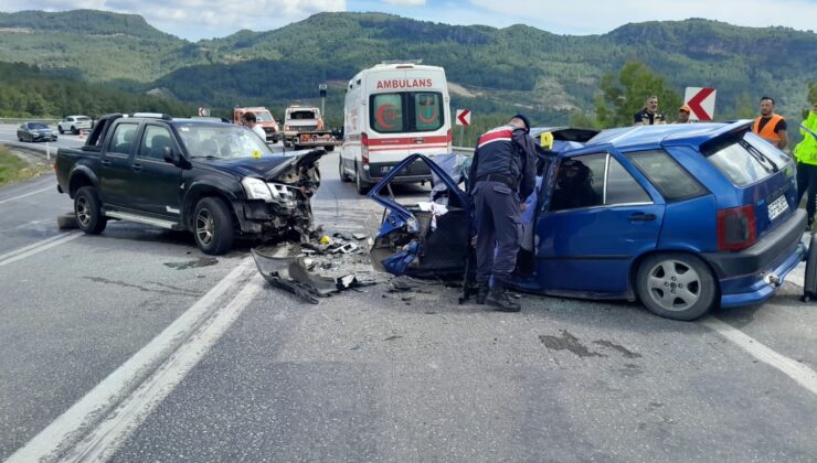 Antalya’da pikap ve otomobilin çarpıştığı kazada 1 kişi öldü, 3 kişi yaralandı