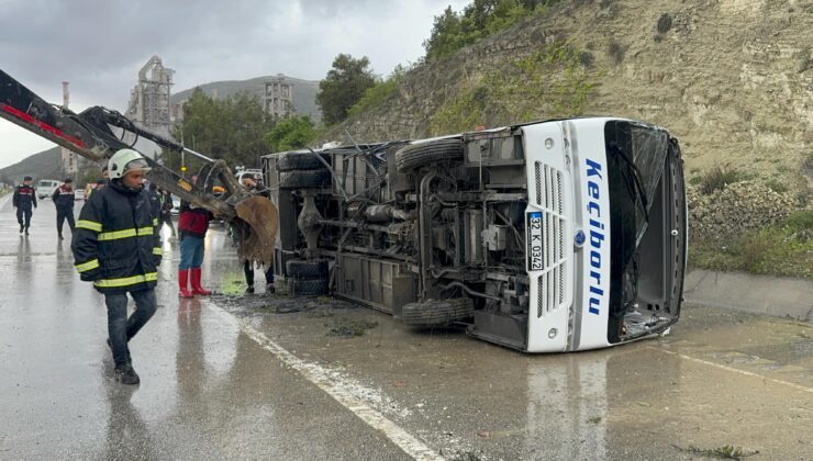 Isparta’da devrilen midibüsteki 15 kişi yaralandı