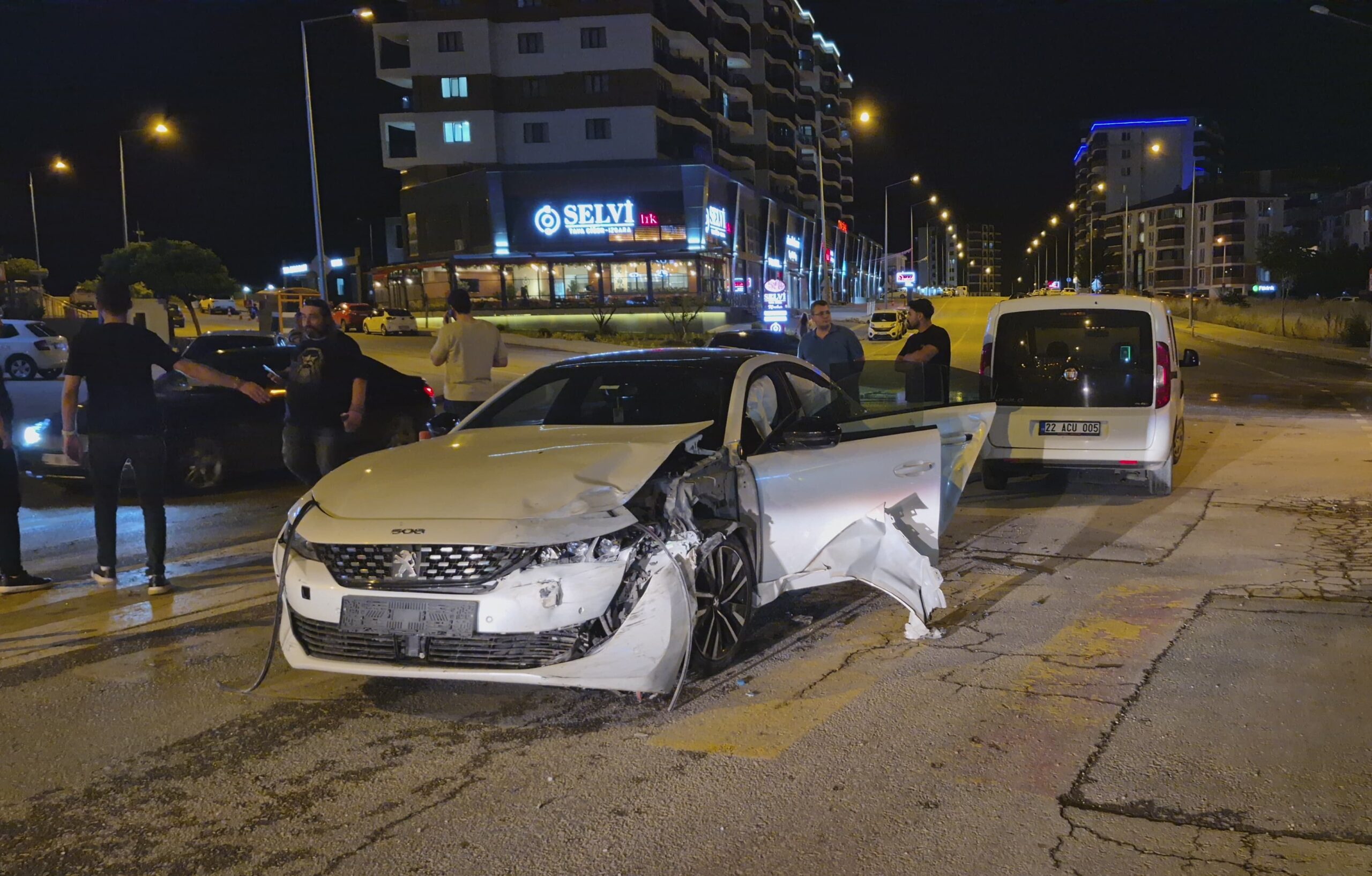 Edirne’de 4 aracın karıştığı zincirleme trafik kazasında 1 kişi yaralandı