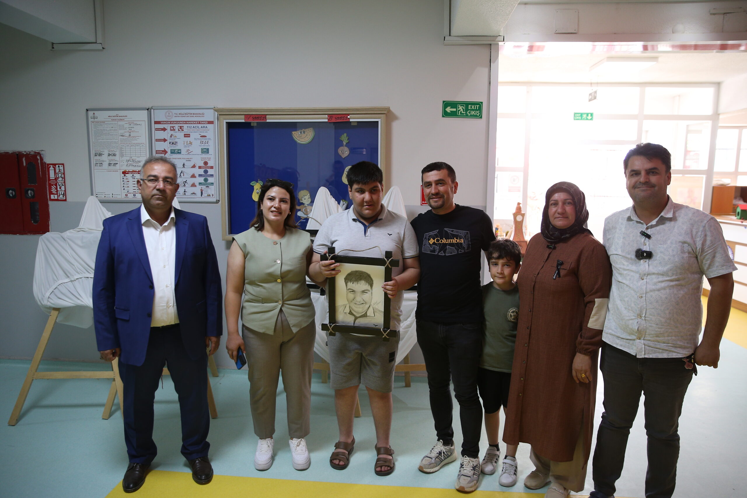 Gönüllü ressamlar, Adıyaman’da eğitim gören özel çocuklara resimlerle umut oldu