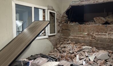 İzmir’de tünel inşaatı nedeniyle evin duvarı yıkıldı