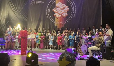 Trabzon’da öğretmenlerden oluşan “Seksenler Doksanlar” adlı müzik grubu konser verdi