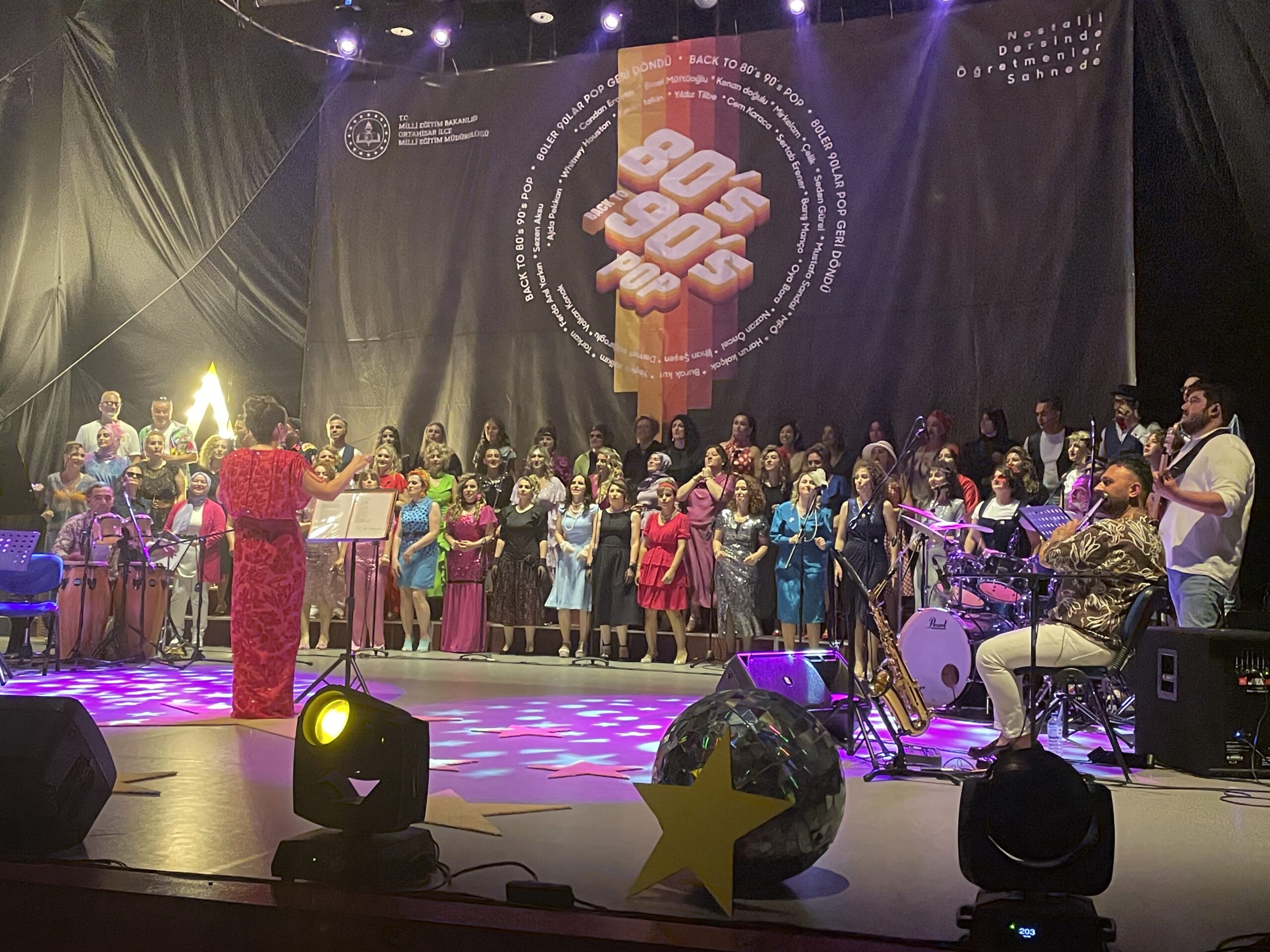 Trabzon’da öğretmenlerden oluşan “Seksenler Doksanlar” adlı müzik grubu konser verdi