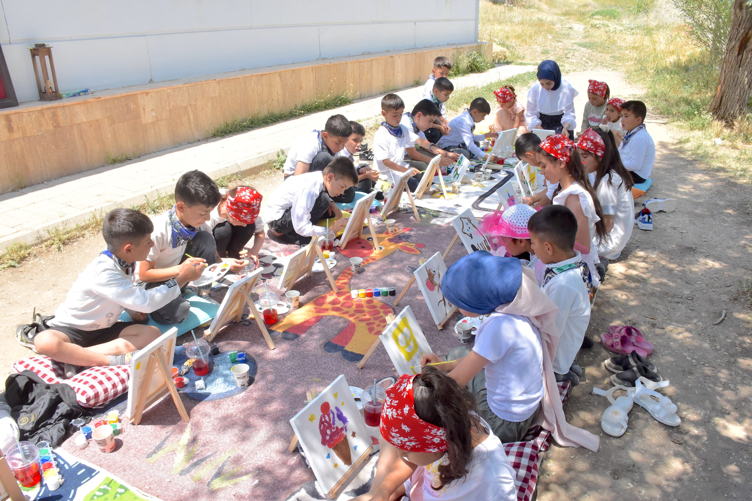 Vanlı ressam, doğup büyüdüğü kırsal mahallede öğrencileri sanatla buluşturdu